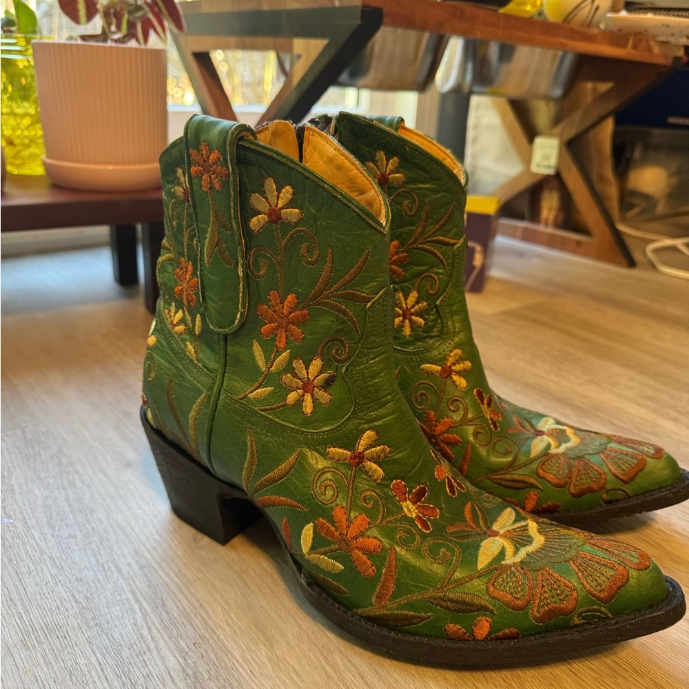 Old Gringo Dilettante Green Embroidered Boots.